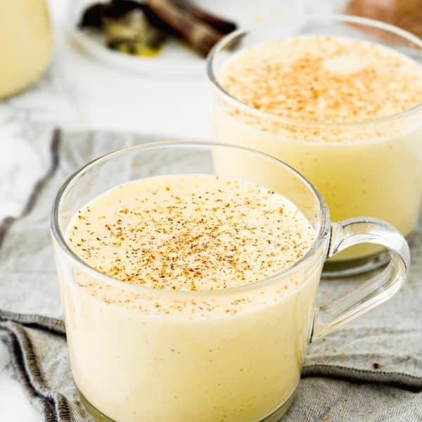 two glasses with ponche crema