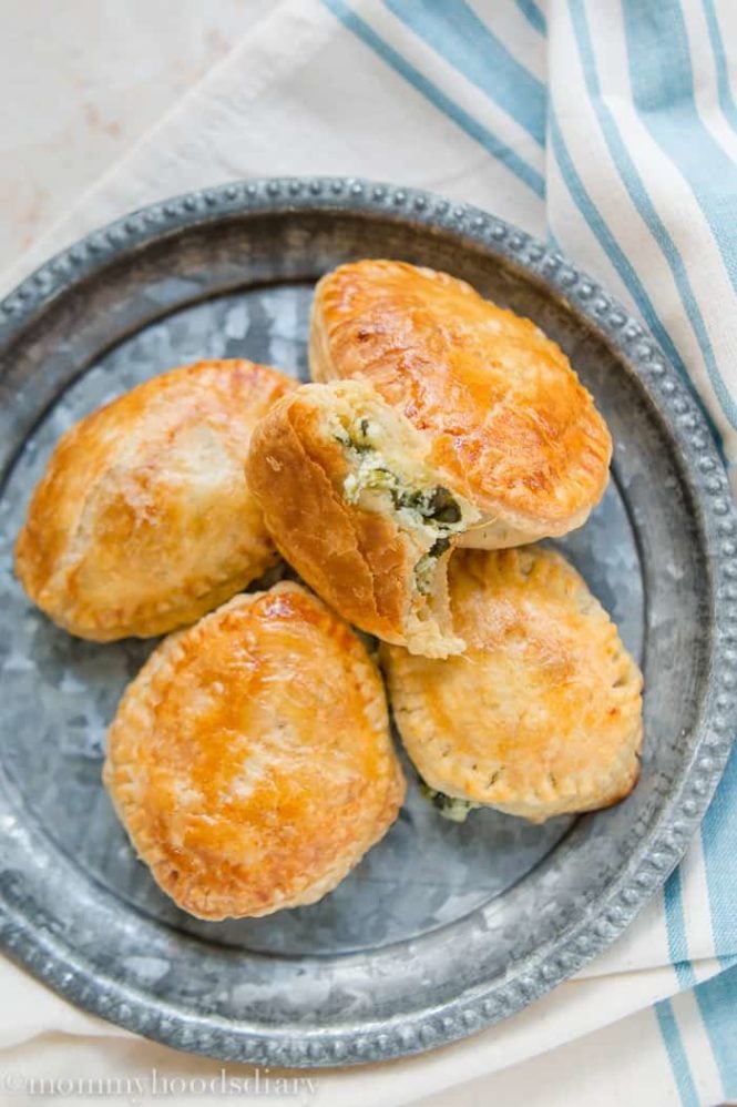 Spinach and Cheese Hand Pies | mommyshomecooking.com