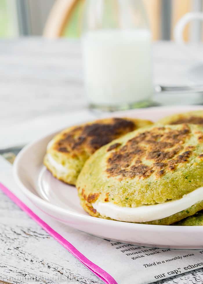 Skinny Oat Arepas are the perfect way to satisfy your cravings without the guilt! Easy to make, tasty and full of goodness. https://mommyshomecooking