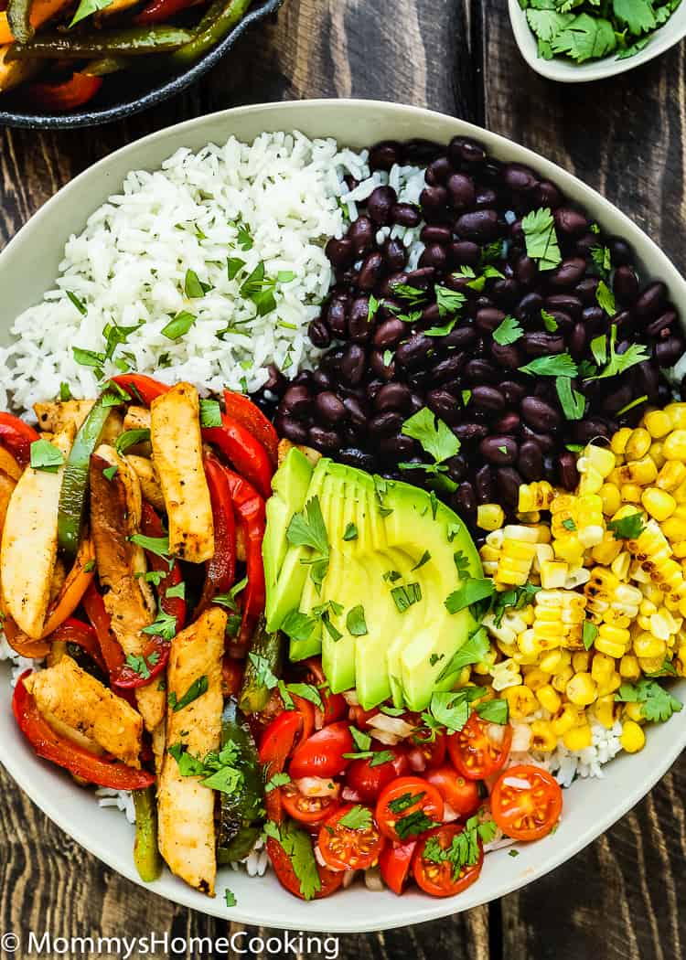 This Easy Turkey Fajita Bowl is a quick, easy, and tasty dinner in less than 20 minutes. Plus, it's satisfying and fresh. Great for packed lunches or no-fuss dinners! https://mommyshomecooking.com