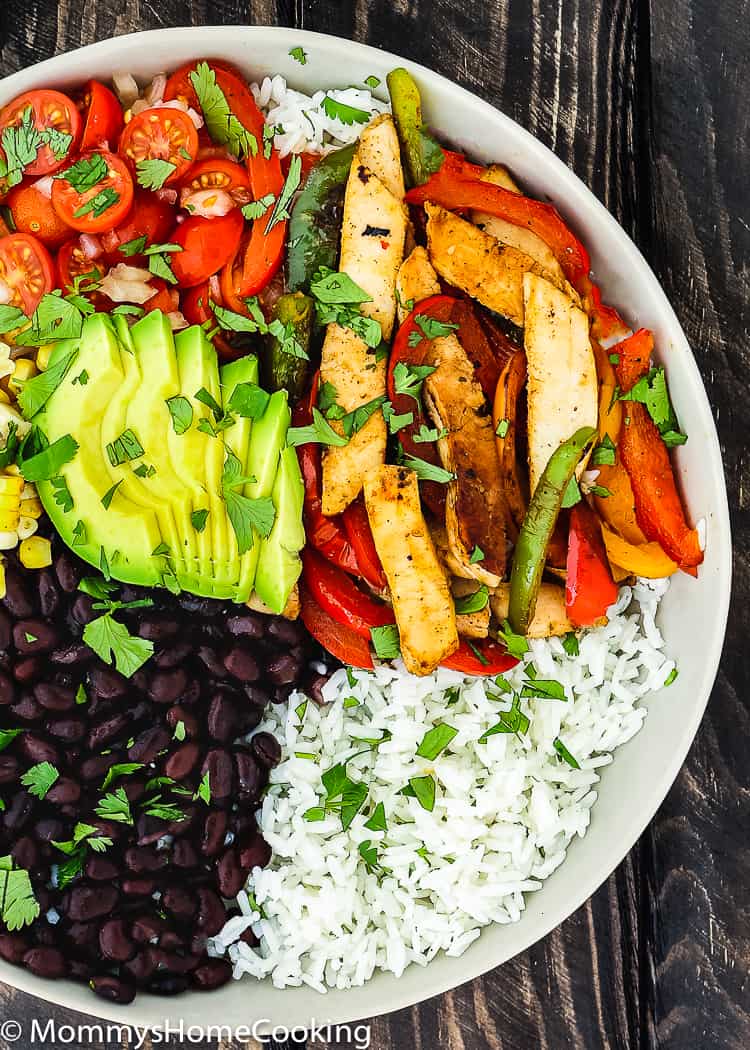 This Easy Turkey Fajita Bowl is a quick, easy, and tasty dinner in less than 20 minutes. Plus, it's satisfying and fresh. Great for packed lunches or no-fuss dinners! https://mommyshomecooking.com