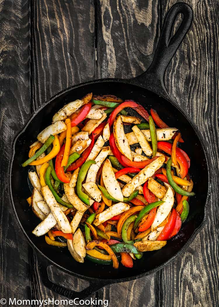 This Easy Turkey Fajita Bowl is a quick, easy, and tasty dinner in less than 20 minutes. Plus, it's satisfying and fresh. Great for packed lunches or no-fuss dinners! https://mommyshomecooking.com