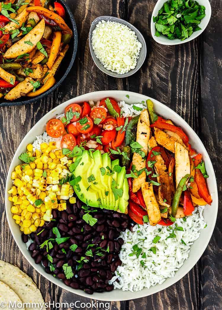 This Easy Turkey Fajita Bowl is a quick, easy, and tasty dinner in less than 20 minutes. Plus, it's satisfying and fresh. Great for packed lunches or no-fuss dinners! https://mommyshomecooking.com