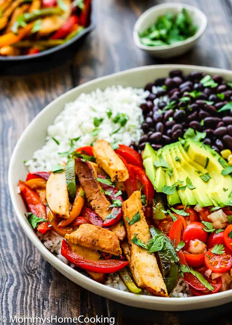 This Easy Turkey Fajita Bowl is a quick, easy, and tasty dinner in less than 20 minutes. Plus, it's satisfying and fresh. Great for packed lunches or no-fuss dinners! https://mommyshomecooking.com