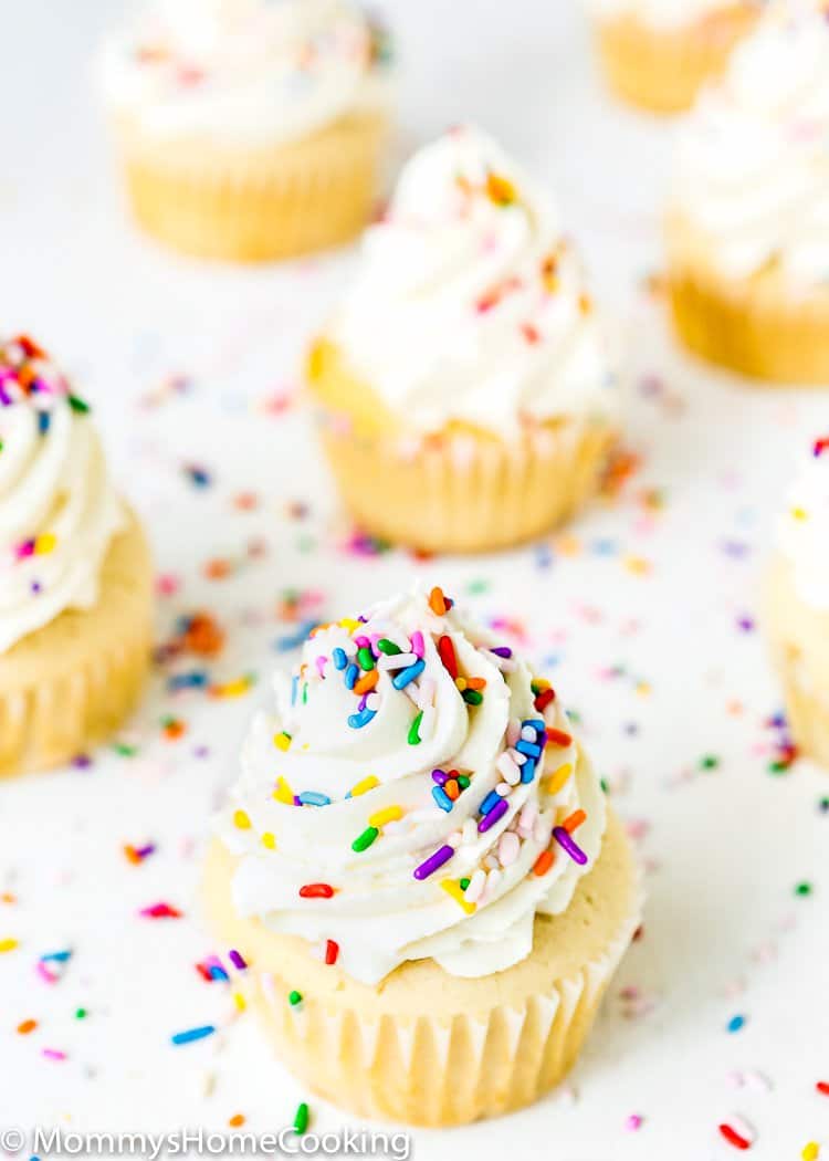 Questi soffici e umidi Eggless Vanilla Cupcakes sono super facili da fare con pochi ingredienti. Questa è la ricetta che stavi cercando!