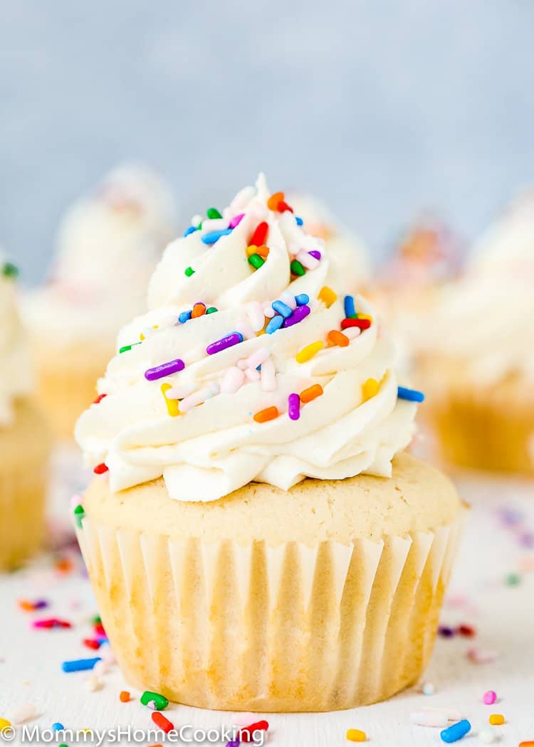 Questi soffici e umidi Eggless Vanilla Cupcakes sono super facili da fare con pochi ingredienti. Questa è la ricetta che stavi cercando!