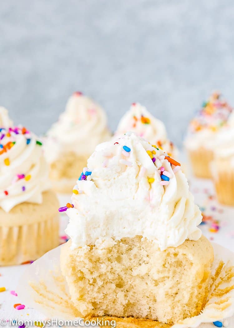 Ces cupcakes moelleux et humides à la vanille sans gluten sont super faciles à réaliser avec seulement quelques ingrédients. C'est la recette que vous recherchiez !