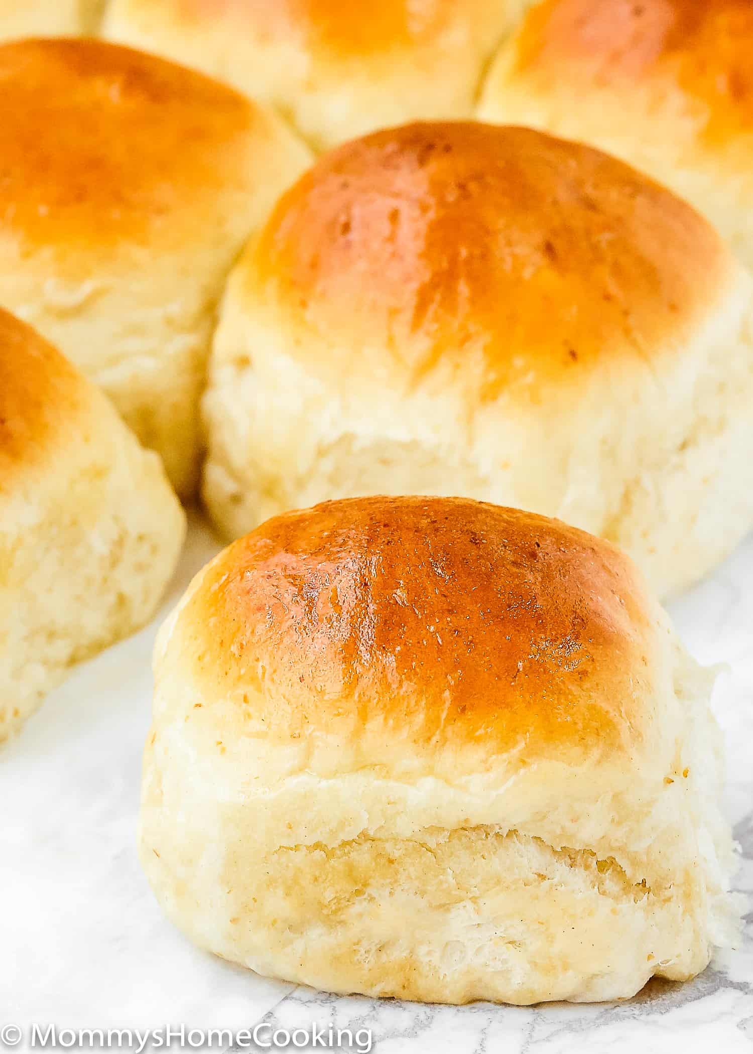  Nahaufnahme eines frisch gebackenen No Knead Dinner Roll ohne Ei.