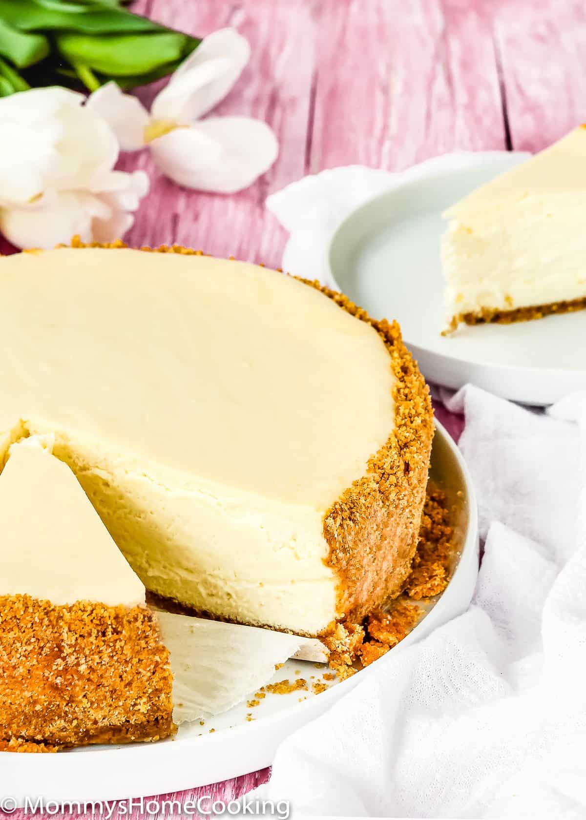 eggless cheesecake in a serving plate.