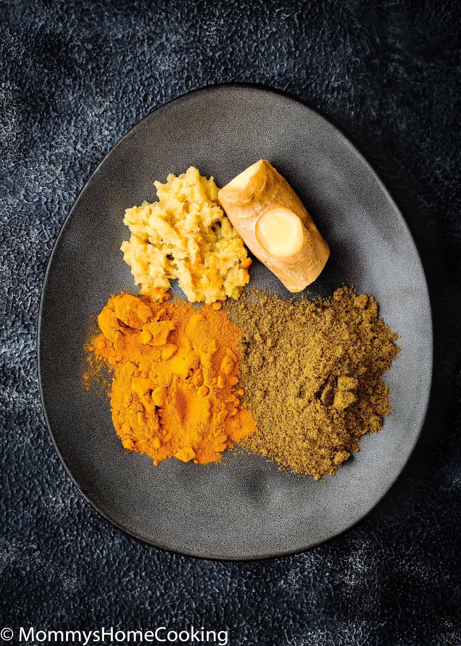 ginger, turmeric and cumin in a black plate. 