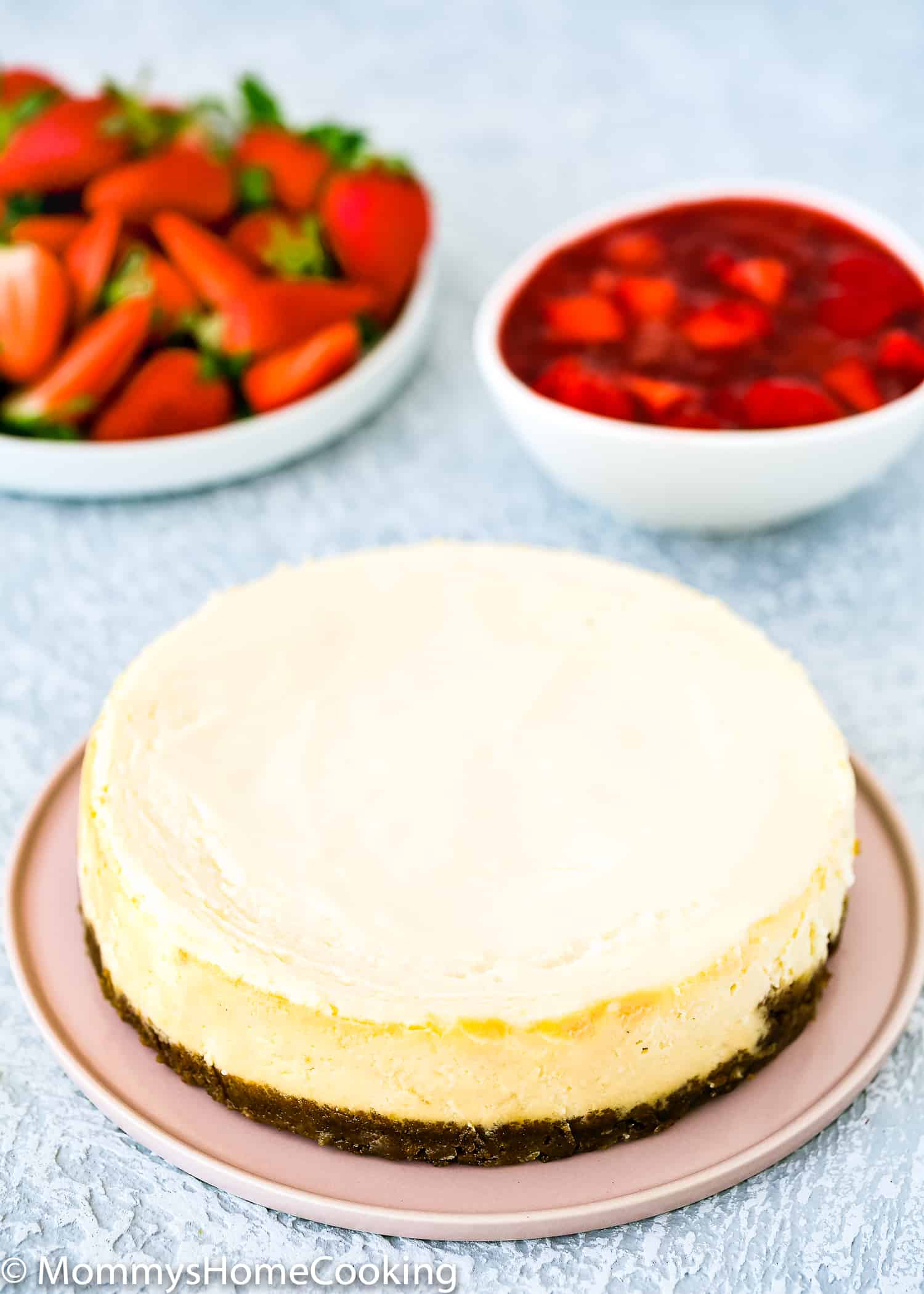 naked cheesecake in a table with strawberry sauce-topping and fresh strawberries