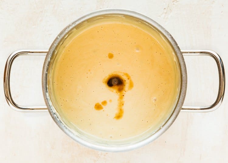 mix to make egg-free pastry cream in a saucepan with vanilla extract. 