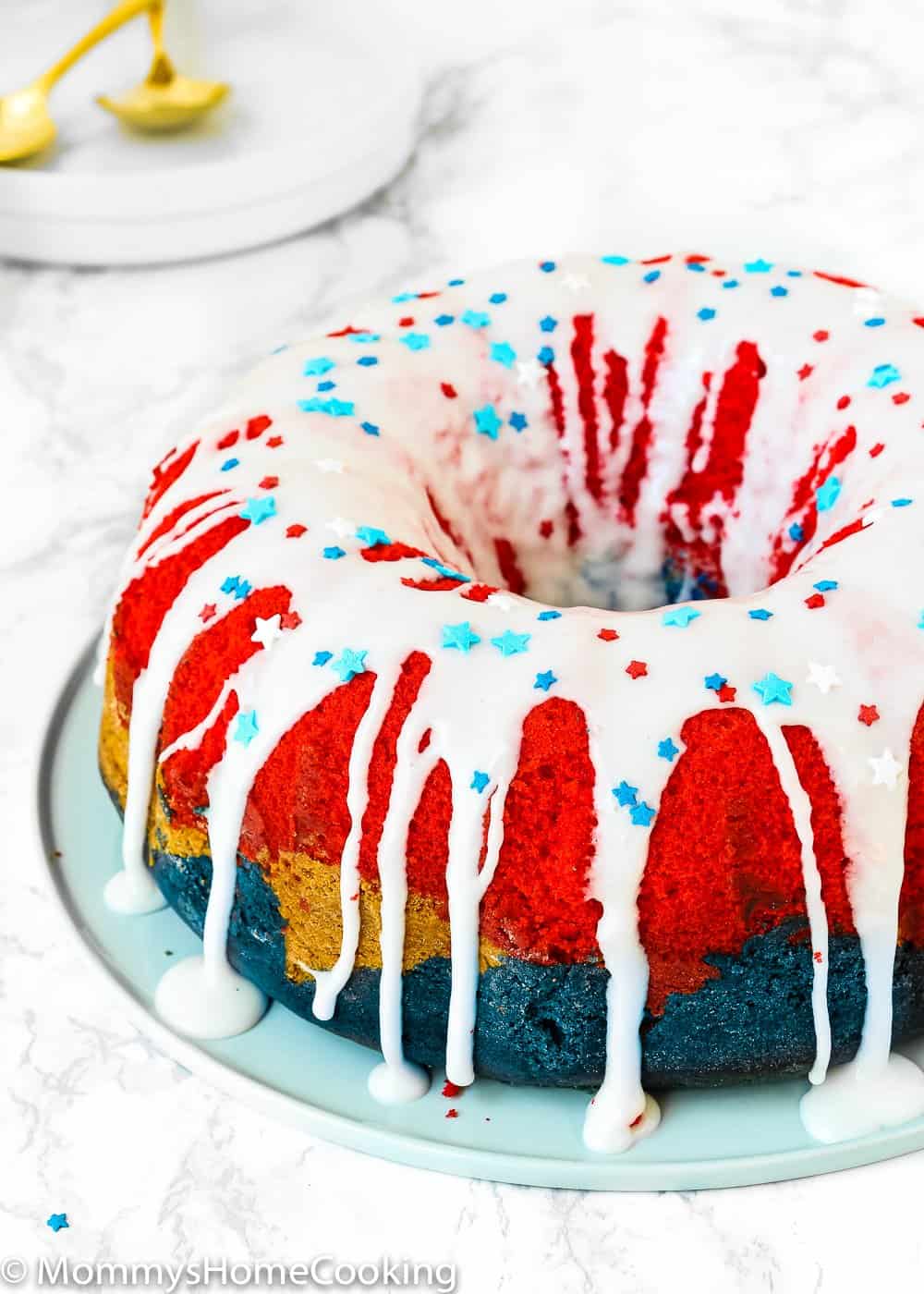 Fourth of July Eggless Cake on a serving plate.
