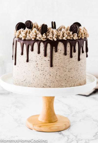 a eggless oreo cake on a cake stand