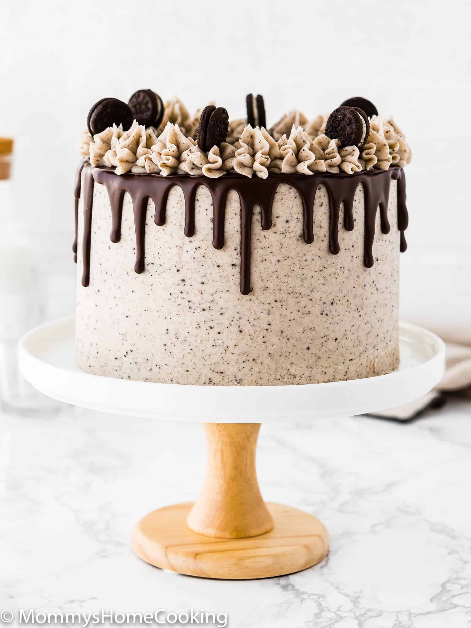 a eggless oreo cake on a cake stand 