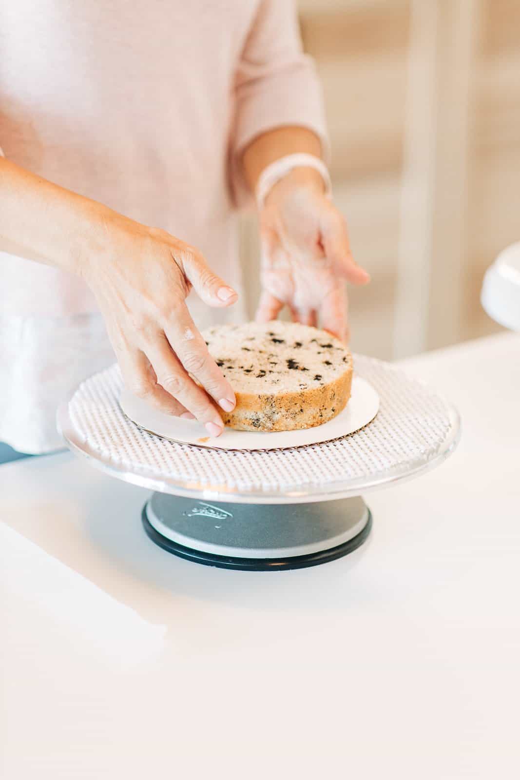 My first time using a rotating cake stand to decorate : r/Baking