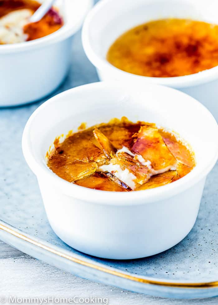 an egg-free creme brulee over a blue serving plate.