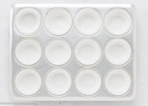 cupcakes pan with cupcake liners.