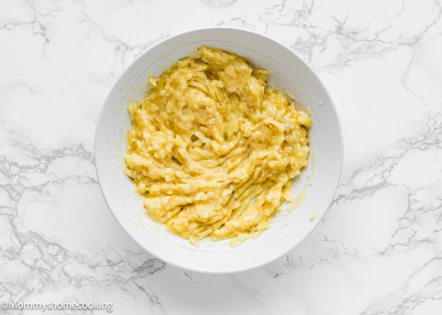 Mashed bananas in a plate.